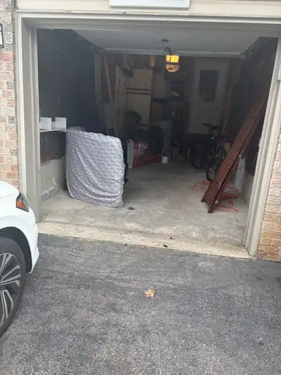 Garage for rent . Not for active business. Only for storage or parking .