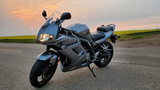 2009 Suzuki Sv 650 S in Street, Cruisers & Choppers in Moose Jaw - Image 2