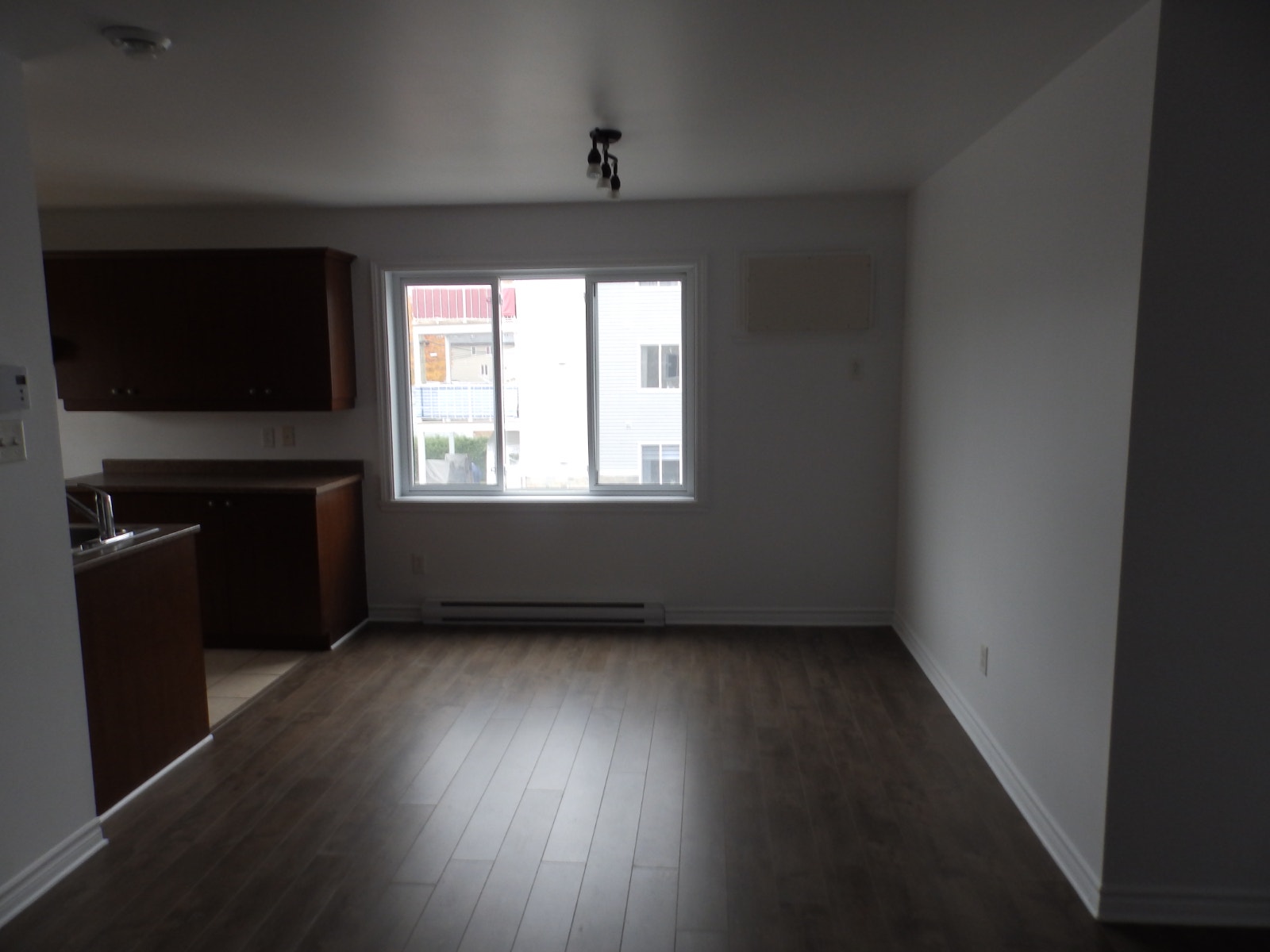 logement 4 1/2 style condo 1 e étage — photo 3