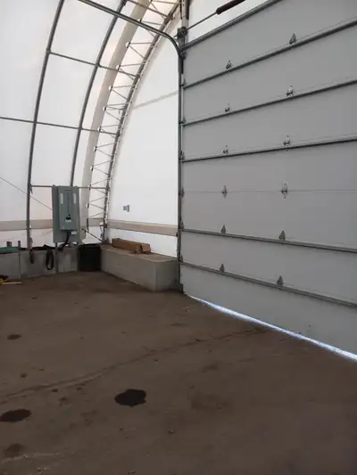 Entrepot 30px85p dome asphalter porte 14 p avec panneau electrique