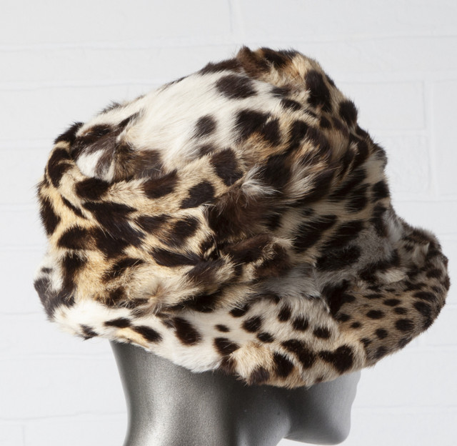 Chapeau de vraie fourrure dans Femmes - Hauts et vêtements d'extérieur  à Lévis - Image 3