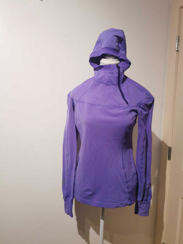 Lululemon s6 purple thumbholes hooded running top  dans Femmes - Autre  à Calgary - Image 2