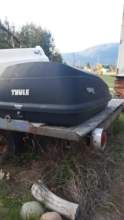 Thule Excursion No keys, latch and hinges work fine. About 33" wide, 55" long. Mounts are 24" apart....
