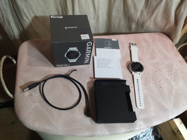 Garmin VivoActive3 in Jewellery & Watches in Trenton