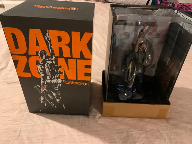 The Division 2 Dark Zone Collector Edition  XBOX ONE in XBOX One in Longueuil / South Shore - Image 2