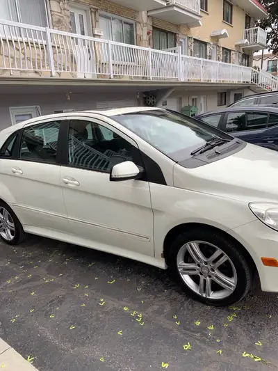B200 for sale 98000 Km White with. black interior great condition