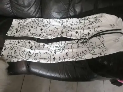 PANTALON MOTIF CHAT LARGE XL POUR FEMME COMME NEUF 10$shawi sud, View more