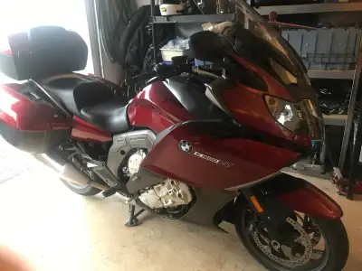 Je mets en vente ma 2011. BMW K1600GT, une moto grand tourisme conçue pour le confort et la performa...