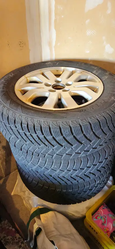 215/65/R16 Honda Alloy Rims: 16 inches, 5x114.3 mm 64.1 mm 42-45 mm They are both in very good condi...