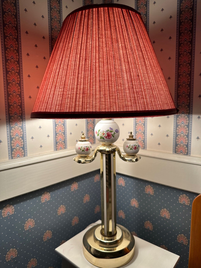 BEAUTIFUL VINTAGE TABLE LAMP ( 2 Lamps bulbs ) in Indoor Lighting & Fans in Regina - Image 2