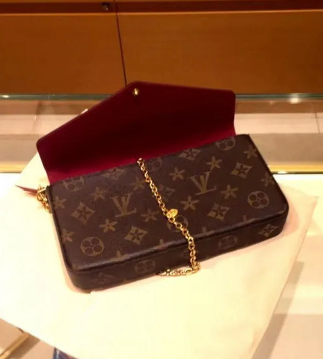  Louis Vuitton purse in Women's - Bags & Wallets in Mississauga / Peel Region - Image 3