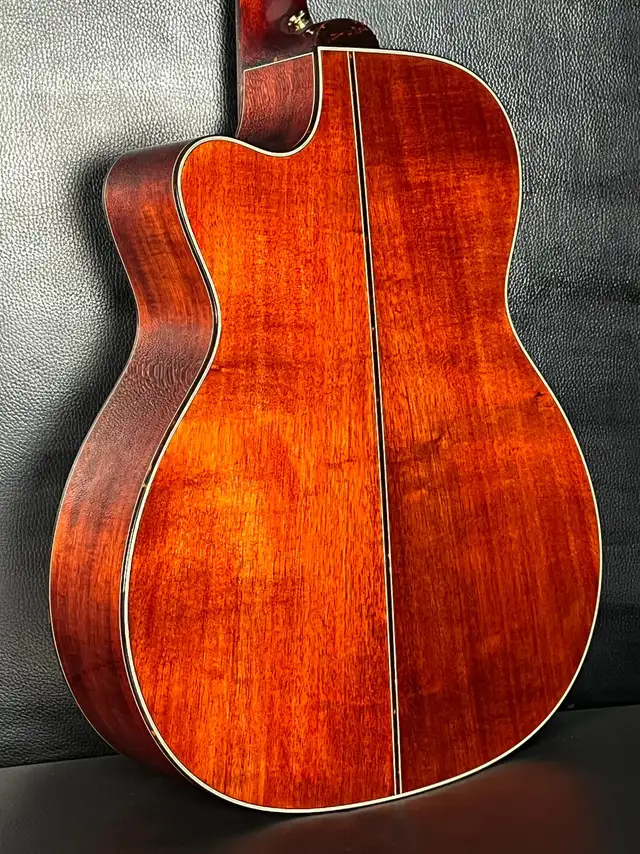  Takamine LTD2025 Limited Edition Antique Evergreen in Guitars in Mississauga / Peel Region - Image 3