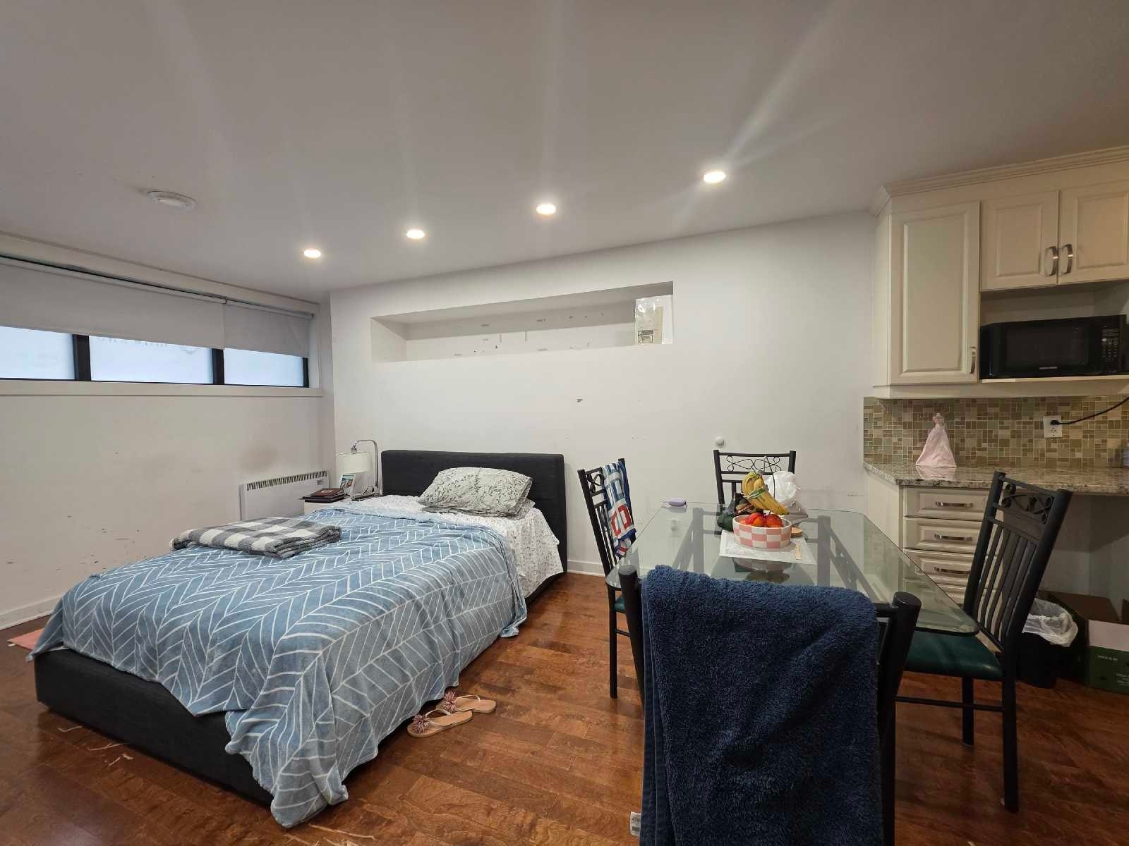 5855 Av. du Parc — photo 2