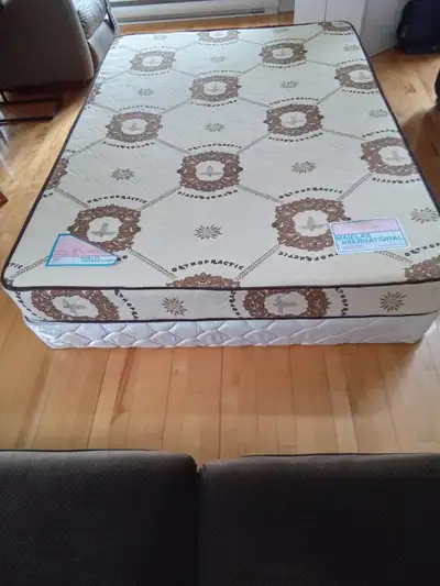 Sommier et matelas de grandeur lit double, 54 pouces de large. Le sommier peut être surélevé de 6 po...