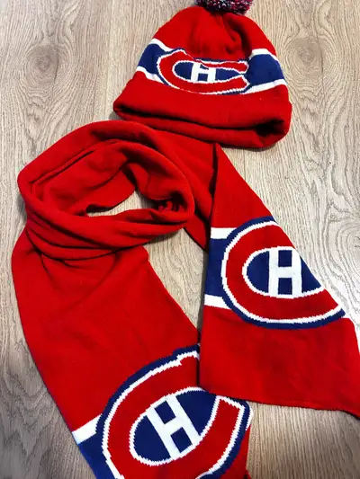 Get ready to show your team spirit with this Montreal Canadiens scarf and tuque set! This set is in...