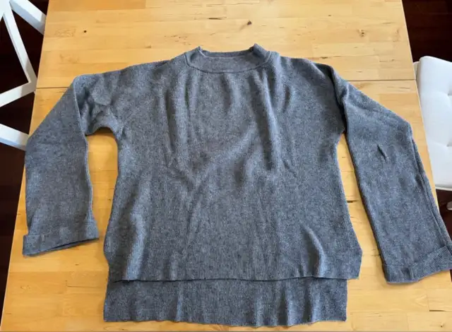 Lot de vêtements d’hiver femme taille small petit in Women's - Tops & Outerwear in Sherbrooke - Image 4
