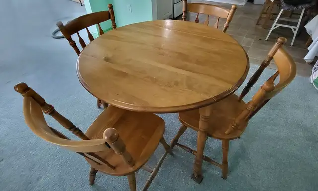 Dining room 4 chair and table set in Dining Tables & Sets in Hamilton - Image 3