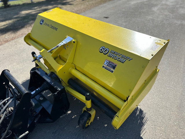 John Deere 2210 tractor heated cab  plus broom in Lawnmowers & Leaf Blowers in Red Deer - Image 4