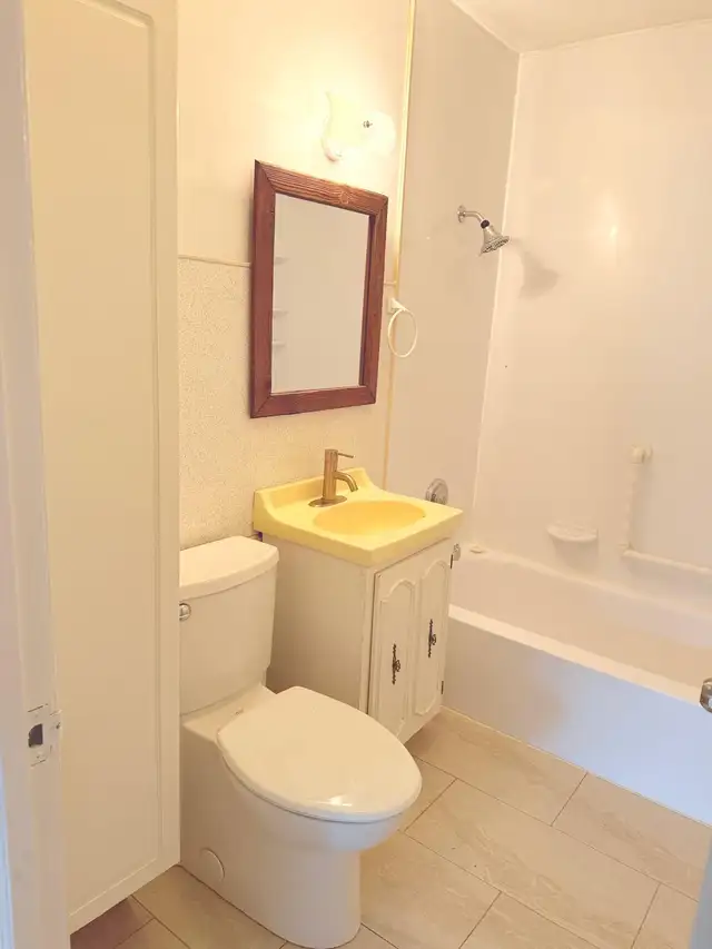 Room for Rent in Room Rentals & Roommates in Oshawa / Durham Region - Image 3