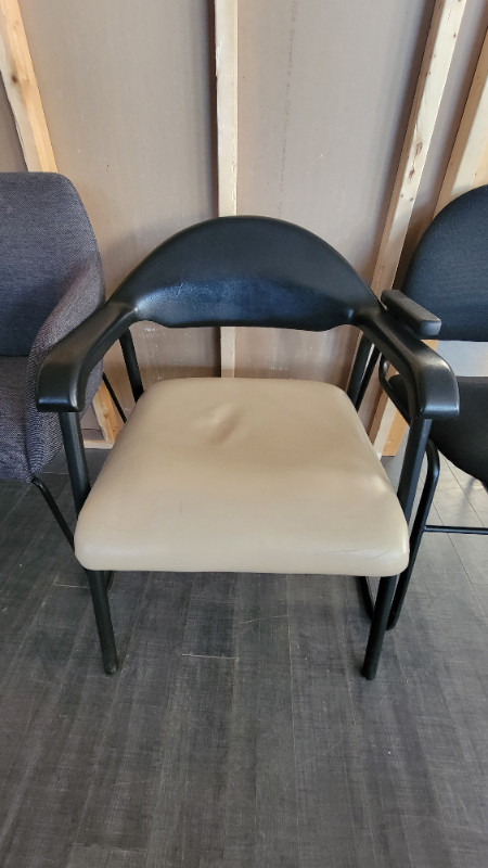 Plusieurs chaises à vendre (bureau/salle d'attente) dans Chaises, Fauteuils inclinables  à Longueuil/Rive Sud - Image 2