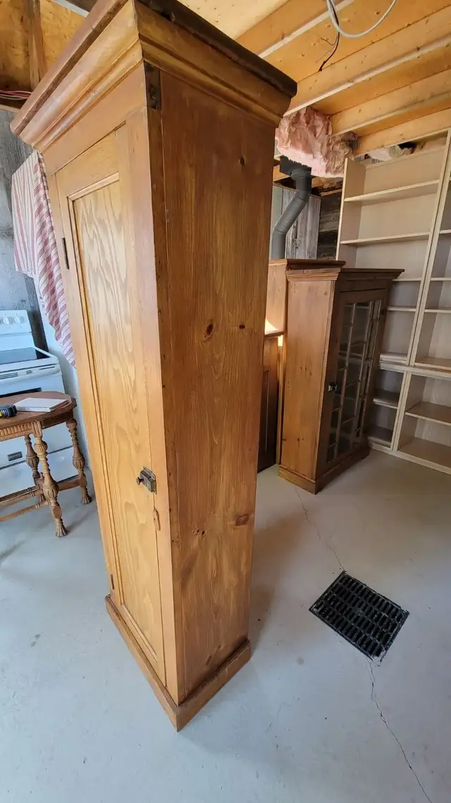 3 armoires antique en pin in Dressers & Wardrobes in Lanaudière - Image 2