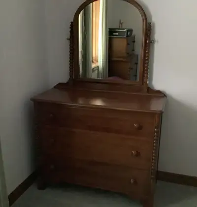 Mahogany colored spindle bedroom set for sale. Dates to the 1920s or 30s. In very good condition. Se...