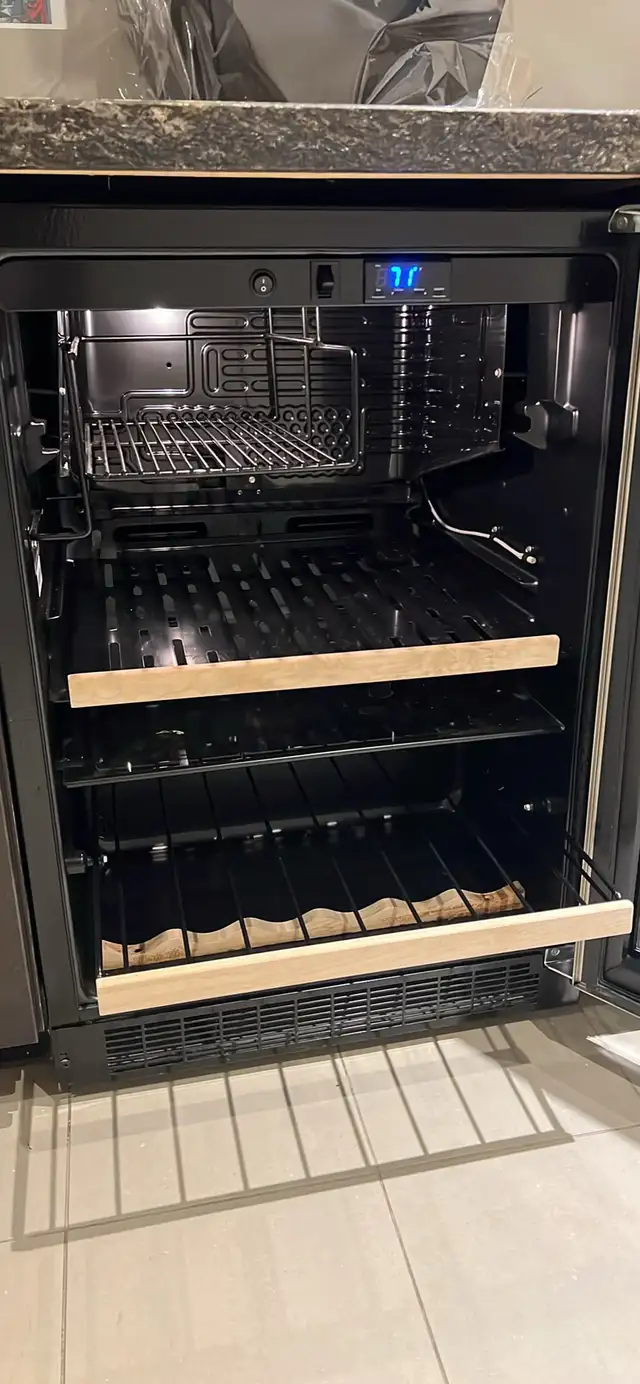 Marvel - 24” Bar Fridge - working condition  in Refrigerators in Kitchener / Waterloo - Image 3