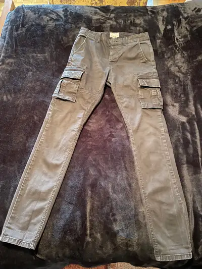 - MEN’S CARGO-POCKET PANTS - EXCELLENT CONDITION…WORN A FEW TIMES. - SIZE 28”/34” - FADED BLACK COLO...