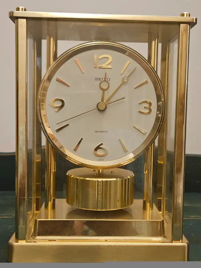 VTG BRASS FINISHED SEIKO CLOCK WITH ROTATING PENDULUM - JAPAN in Home Décor & Accents in City of Toronto - Image 3