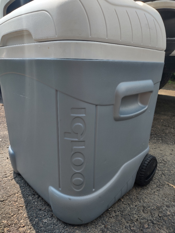 Igloo wheeled cooler in Fishing, Camping & Outdoors in Renfrew - Image 4