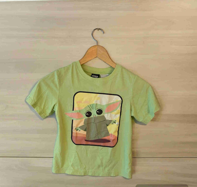 Star Wars Baby Yoda/Grogu Short Sleeve Green T-Shirt Size 5 Boy in Clothing - 5T in Winnipeg