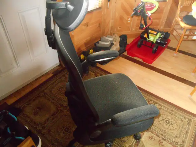 BRAND NEW ERGONOMIC COMPUTER/ OFFICE CHAIR in Chairs & Recliners in Cape Breton - Image 6
