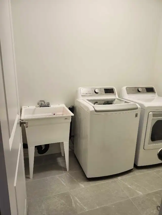 Room for Rent – Female Professional in Long Term Rentals in Barrie - Image 5