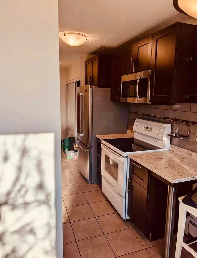 Spacious apartment near Chinook mall in Short Term Rentals in Calgary - Image 12