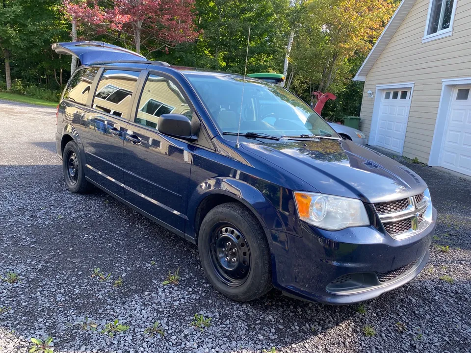 Dodge Grand caravan 2015 aménagé en campeur