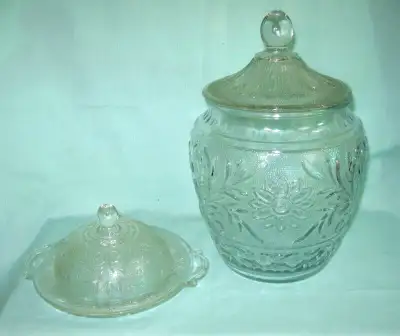 VINTAGE ANCHOR HOCKING CLEAR SANDWICH BUTTER DISH/COOKIE JAR LA PAIRE 40$ FOR THE PAIR Fabriquer par...
