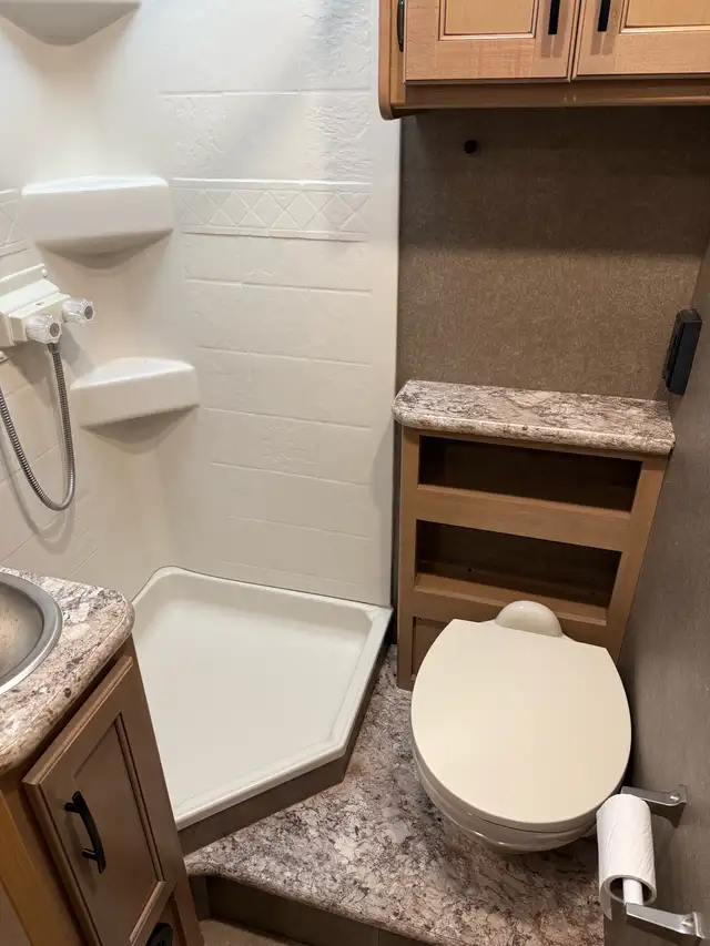 2020 Thor Chateau Class C Motorhome in RVs & Motorhomes in Calgary - Image 9