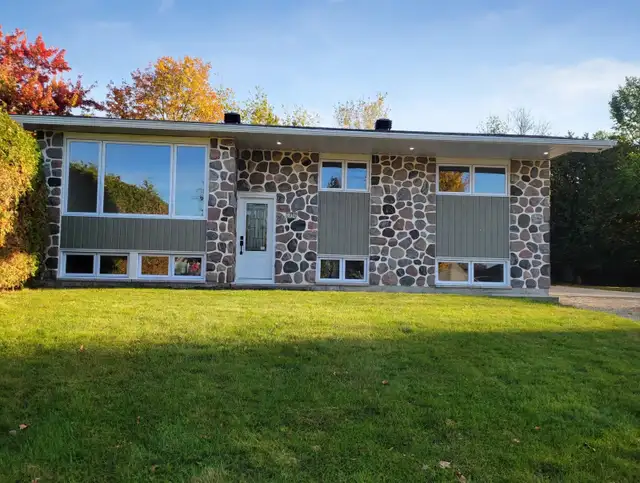 Upper-level duplex bungalow, 3 bedrooms, available December 1. Fully renovated!