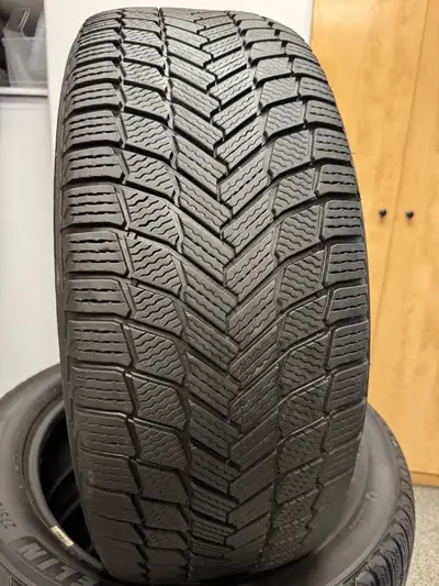 4 pneus d’hiver 275/50R22 Micheln X-Ice Snow SUV 115H Extra load. 8/32. En très bon état, aucune rép...