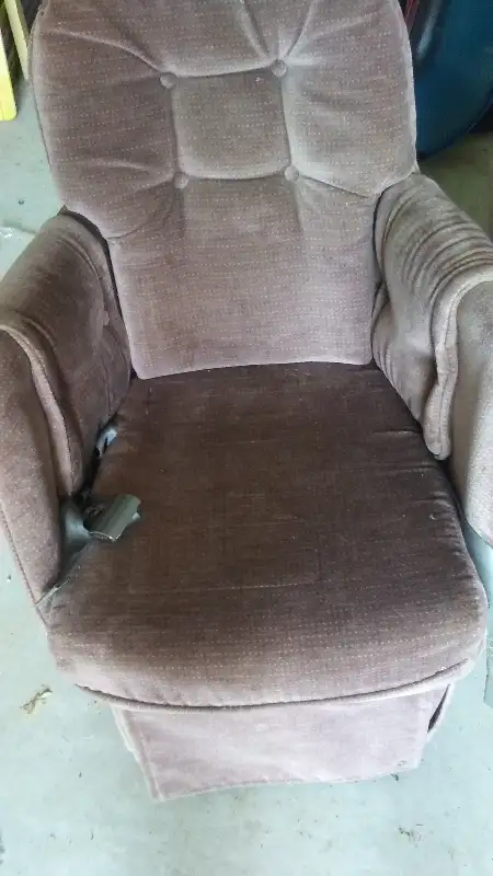 RV CAPTAIN CHAIRS WITH SEAT BELTS in RVs & Motorhomes in Owen Sound - Image 3