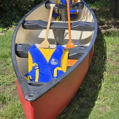 Explore the beautiful Canadian waterways with this pre-owned Pelican 15.5 foot canoe, a reliable com...
