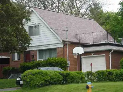 Full Basement House 3 Bed, 1 Bath, At Scarborough, Rent ; $1800 And $200 For Utilities ( Gas, Water...