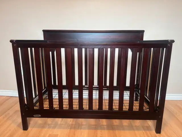 Graco crib/daybed in Cribs in Belleville - Image 4