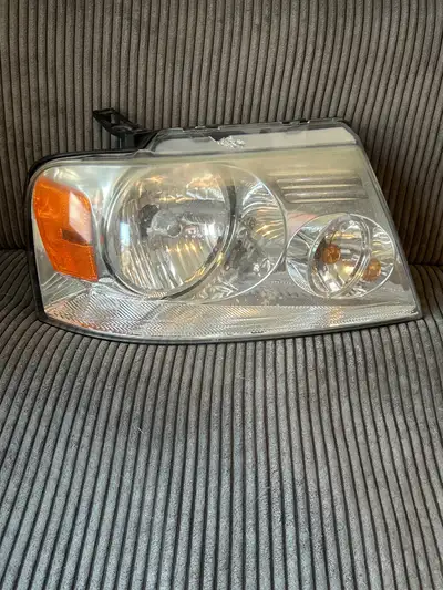 Passenger side headlight for 04-08 F150. Good shape with minimal wear to the lens and all mounting t...