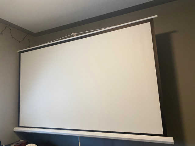 Tripod projector screen  in Video & TV Accessories in Edmonton - Image 2