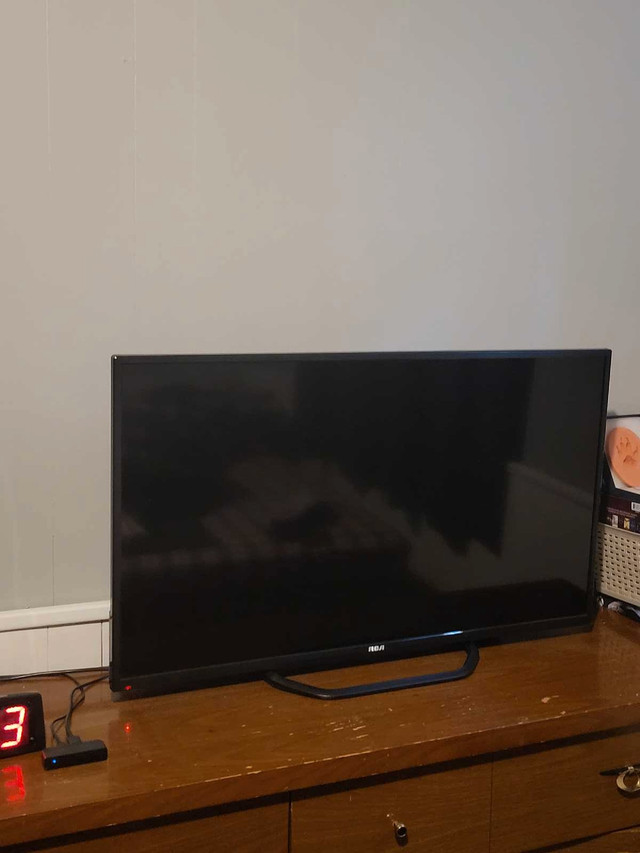 27" flat screen tv in TVs in North Bay