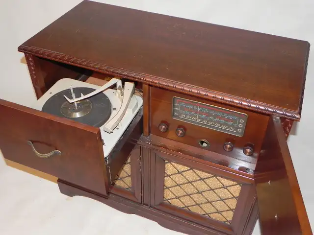 radio antique avec table-tournante in Other in Québec City - Image 4
