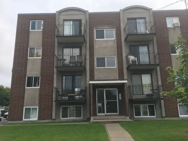 SAINT-HUBERT 4 1/2 a louer 1er etage pres services et transport