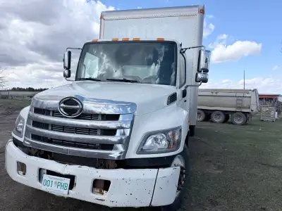 Hino 2015 box truck . 26ft box . aluminium tailgate, low mileage 235k only , fresh Saskatchewan safe...