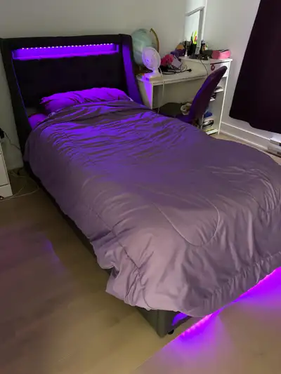 Base de lit, matelas et drap avec douillette, View more